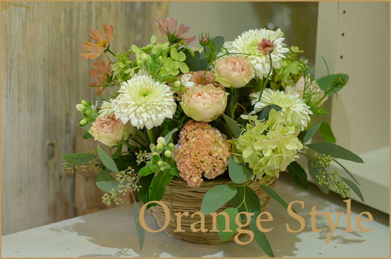 白グリーンベースのナチュラルなフラワーアレンジ おしゃれなフラワーギフトやお供え花や胡蝶蘭